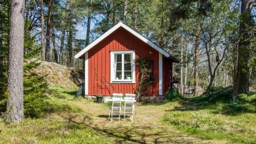 Little House Living: 5 Tips On Downsizing To Fit Your Tiny House